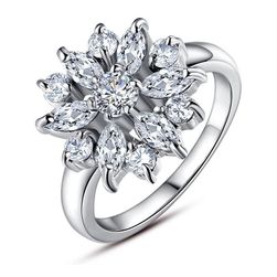 Luxusní třpytivý prsten ve tvaru květiny