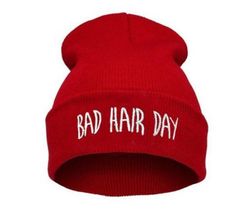 Zimná čiapka s vtipným nápisom 'Bad Hair Day'