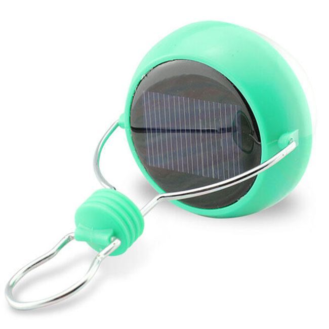 Solární svítící koule s praktickým háčkem pro snadné zavěšení 1