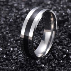 Eleganten srebrn prstan s črnim trakom
