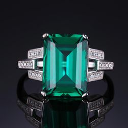 Prepoznaven prstan z zelenim kamnom