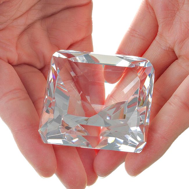 Skleněné těžítko ve tvaru diamantu 1