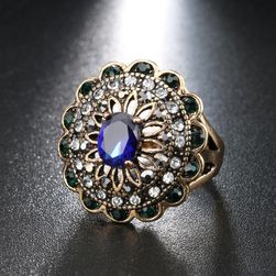 Kwiatowy pierścionek z niebieskim kamieniem