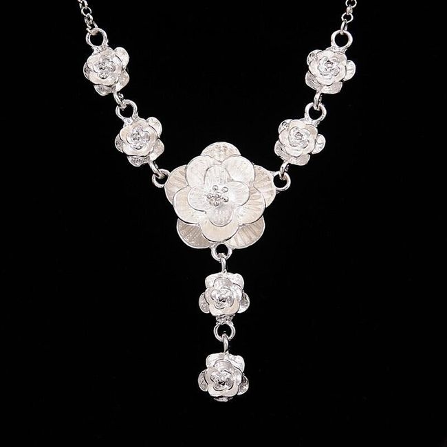Krásny jemný náhrdelník s ružičkami 1