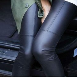 Pantaloni pentru femei - imitație de piele - negru
