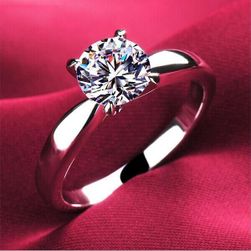 Ženski prstan z majhnim kamnom - srebrn
