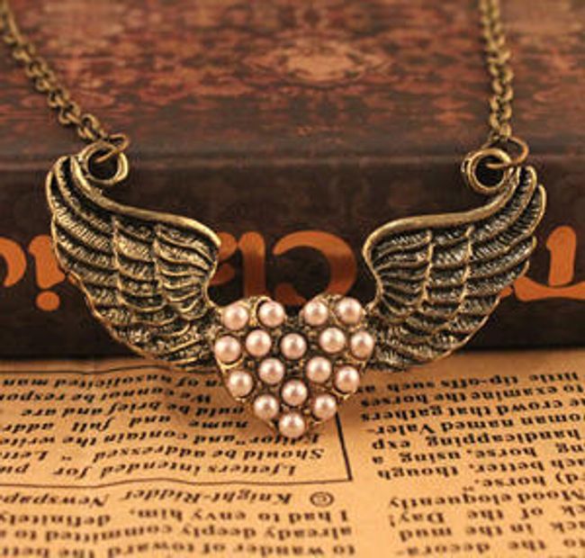 Vintage náhrdelník s motivem okřídleného srdce zdobený perličkami 1