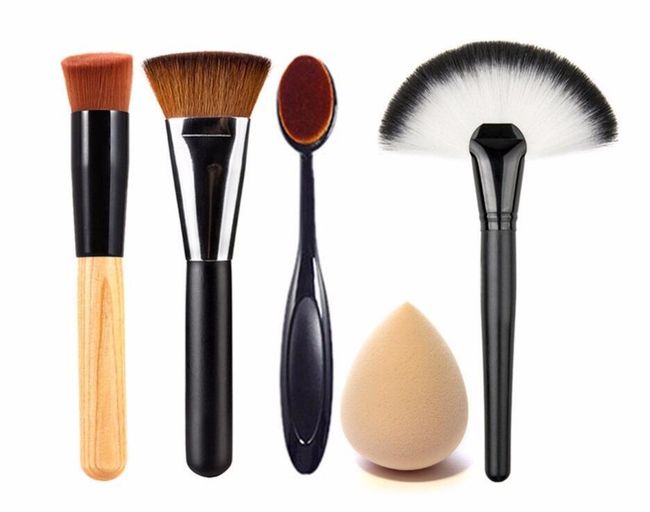Sada čtyř štětců na make up + houbička 1