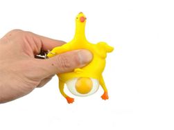 Антистресова играчка - кокошка с яйце