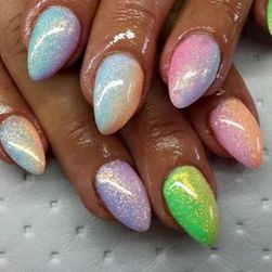 Stilul de unghii Mermaid glitter