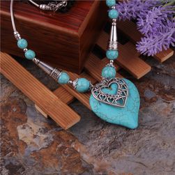 Női nyaklánc gyöngyökkel és szívvel - kék színű