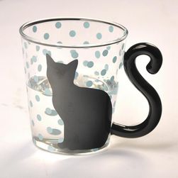 Стъклена чаша с котка