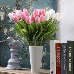 Kytice umělých tulipánů v mnoha barvách