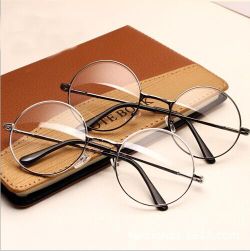 Ochelari cu lentile rotunde în design retro