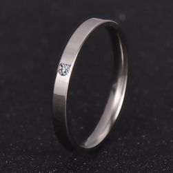 Minimalistický prstýnek ve svatebním stylu