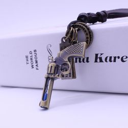Náhrdelník s křížkem, revolverem a heslem pro zamilované