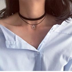 Vícevrstvý choker náhrdelník s přívěskem ve tvaru trojúhelníku - černá barva