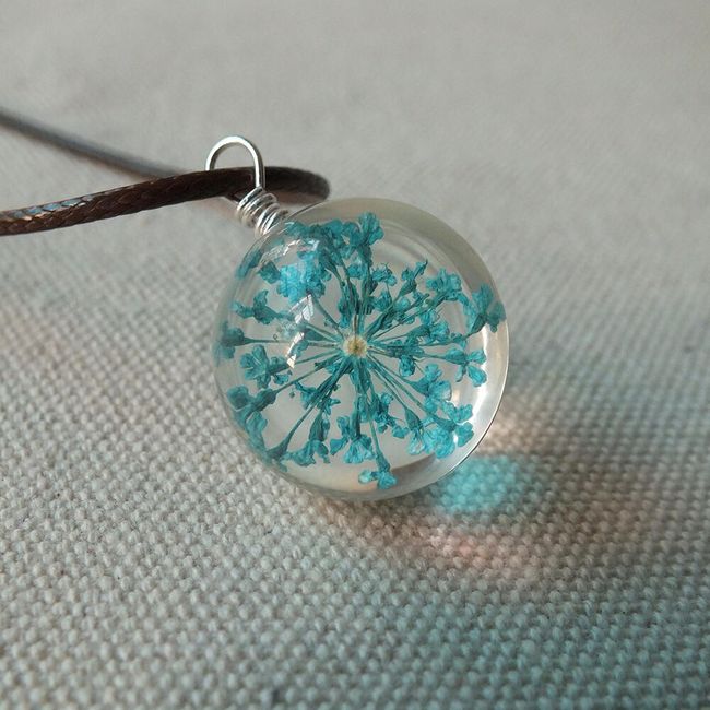 Zaujímavý náhrdelník so skleneným príveskom so sušeným kvetom 1