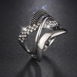 Ženski prstan - srebrn, zlate barve