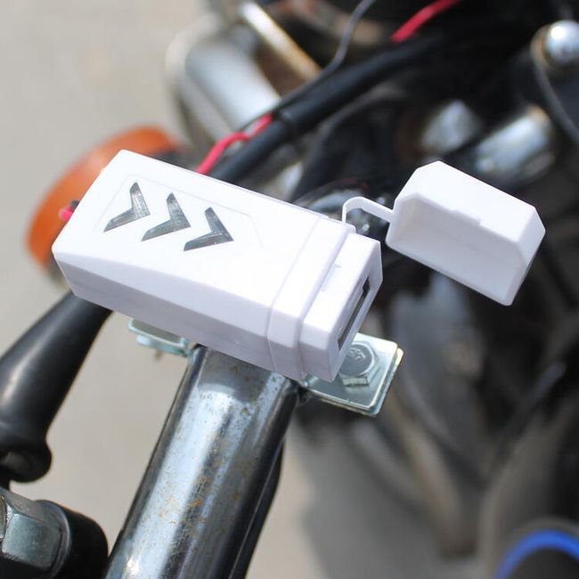 Nabíječka s USB výstupem na motorku 1