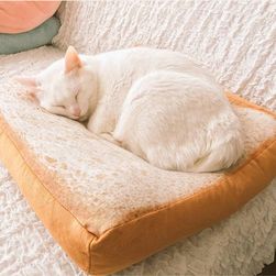 Pelíšek pro kočky v podobě toustového chleba