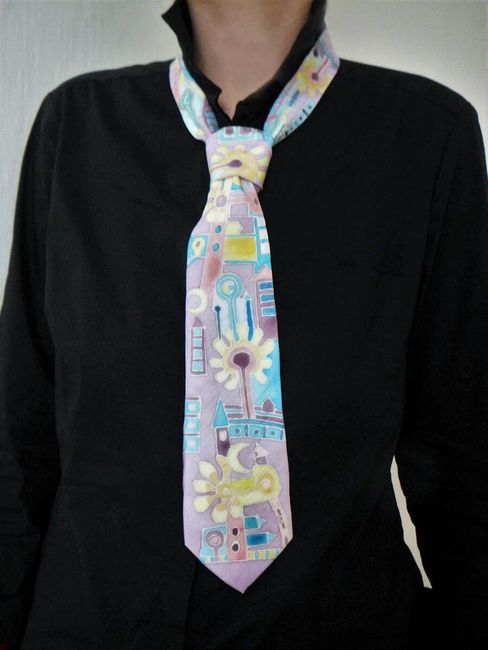 Hodvábna ručne maľovaná kravata City v lila farbe 1
