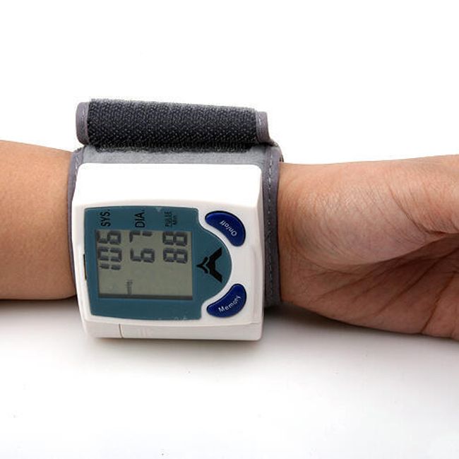 Digitální tonometr - měřič krevního tlaku a tepu na zápěstí 1