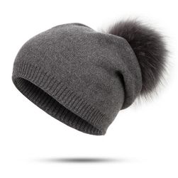Pălărie de iarnă tricotată cu pompon