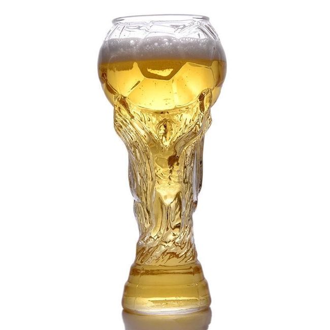 Staklena čaša sa fudbalskom loptom 1