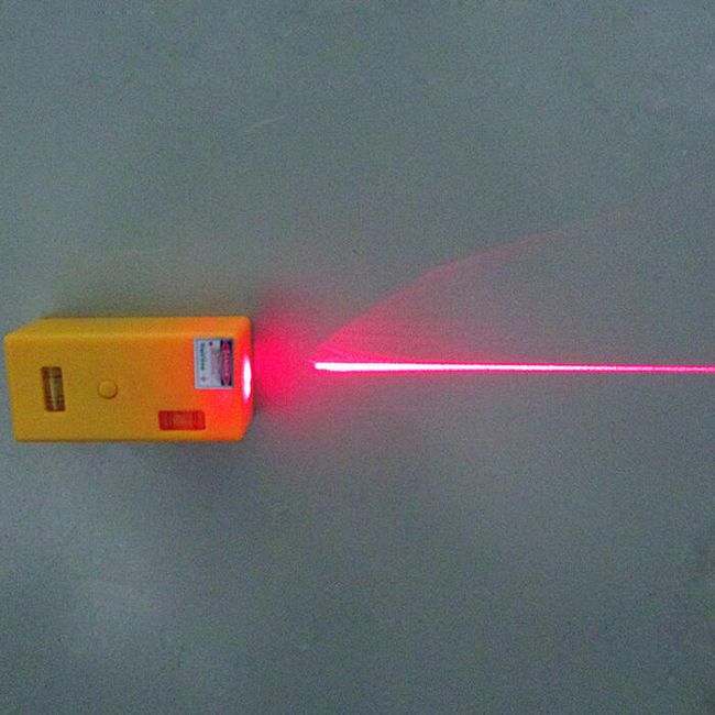 Laserska raven z magnetom 1