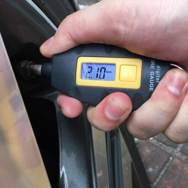 Přístroj na měření tlaku v pneumatikách 1