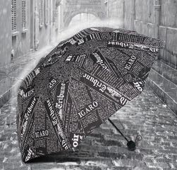 Чадър с принт на новини