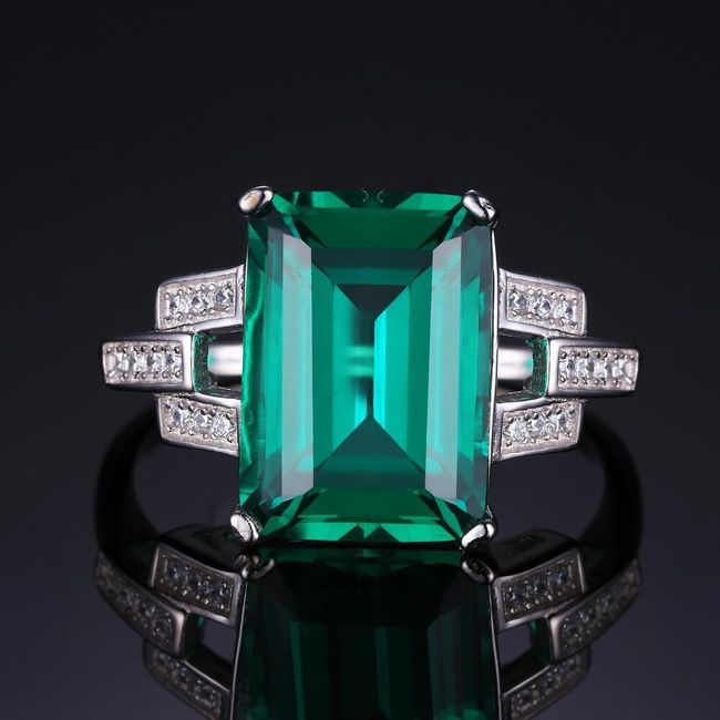 Charakterystyczny pierścionek z zielonym kamieniem 1
