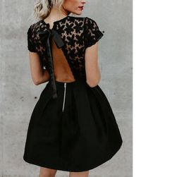 Damska sukienka z odkrytymi plecami w kolorze czarnym - 4 rozmiary