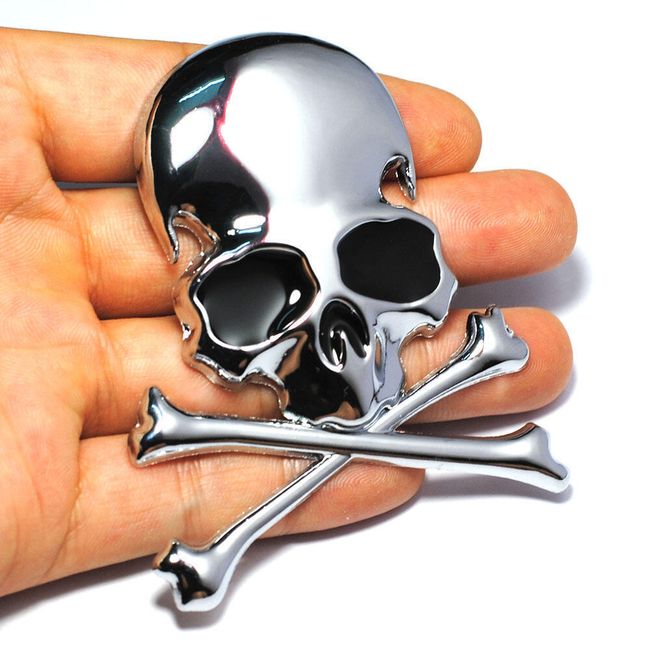 Metalowa naklejka 3D z czaszką i skrzyżowanymi piszczelami 1