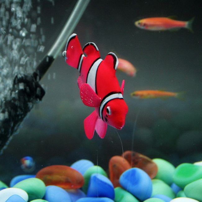 Umělohmotná svítící rybička do akvária 1