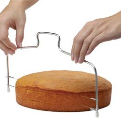 Nastaviteľný strunový nástroj na krájanie torty