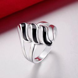 Ženski prstan v črni in srebrni barvi
