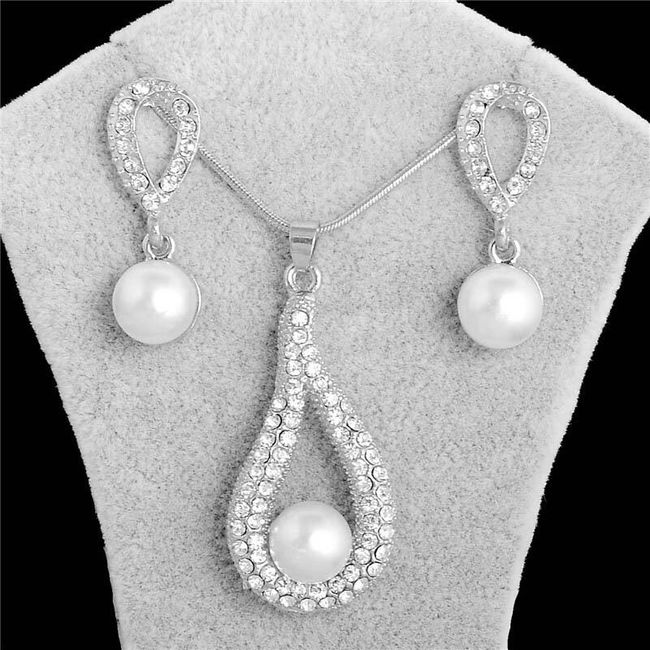 Třpytivé náušnice a náhrdelník s perličkami 1