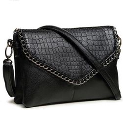 Malá kabelka s řetízkovým lemem - černá barva