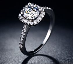 Ženski prstan s kvadratnim kamnom v srebru