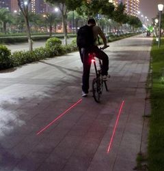 Hátsó kerékpárlámpa lézervonalakkal a jobb láthatóság érdekében