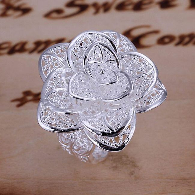 Květinový prsten s dokonalým detailním zpracováním 1