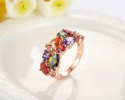 Prsten s barevnými krystaly