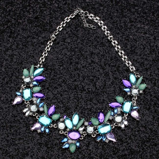Výrazný náhrdelník s květinami z kamínků 1