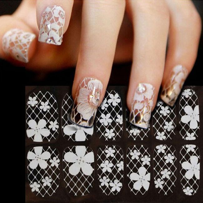 Стикери за нокти с бели цветя и кристали. 1