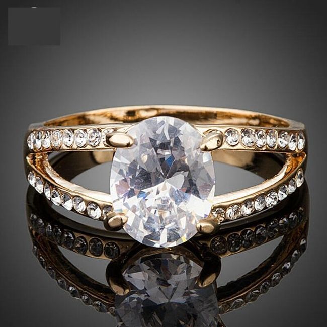 Prsten s oválným krystalkem a kamínky 1