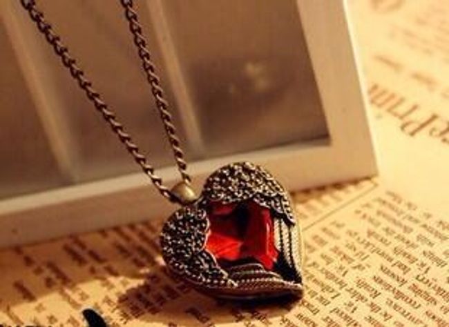 Naszyjnik z wisiorkiem w kształcie serca ozdobiony czerwonym kamieniem 1
