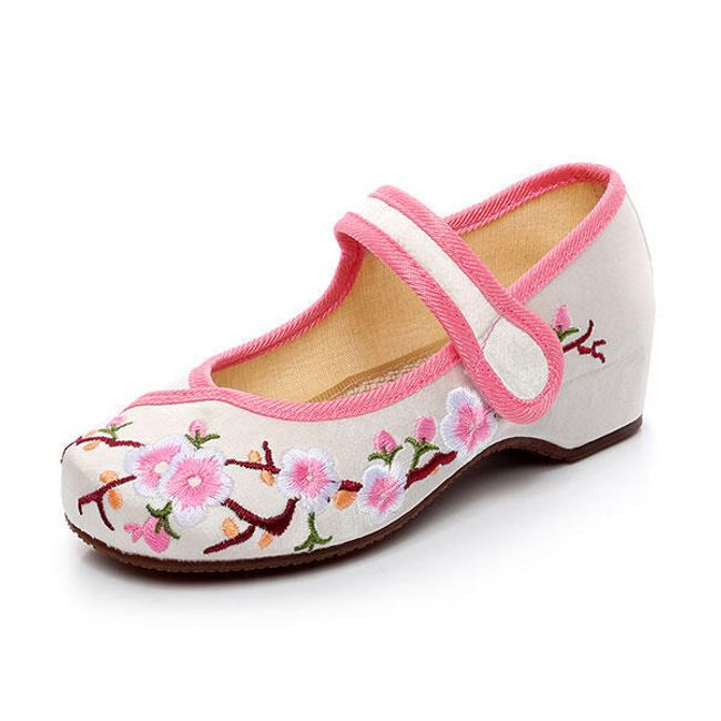 Pantofi cu flori brodate pentru fete 1