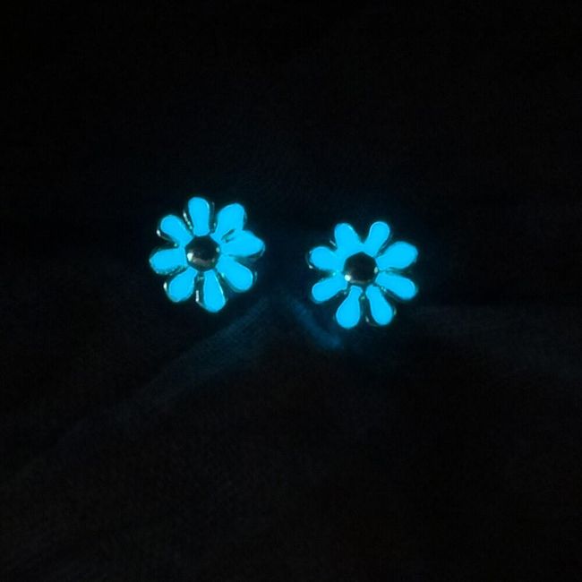 Kolczyki kwiatowe błyszczące w ciemności 1
